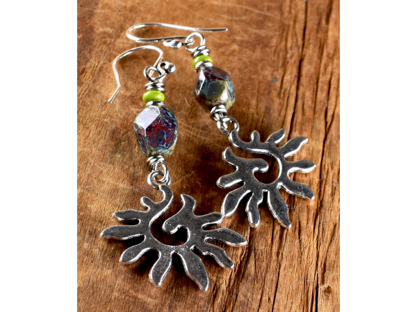 Striking spiral sun beaded earring design by Gloria Ewing.